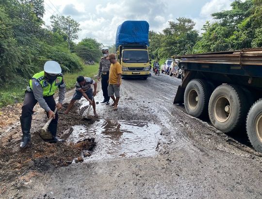 Salut! Personel Satlantas Muarojambi Ini Tutupi Lubang di Jalan, Usai Evakuasi Truk Terbalik