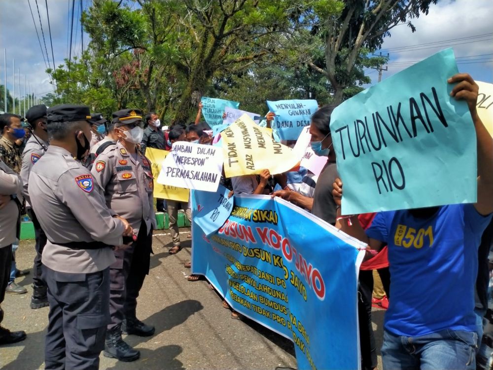 Breaking News!! Ratusan Warga Dusun Koto Jayo Demo di Depan Kantor Bupati Bungo