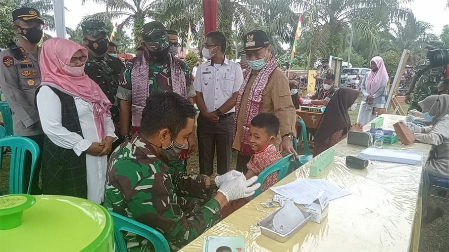 Mashuri Dampingi Danrem Pantau Vaksinasi Anak