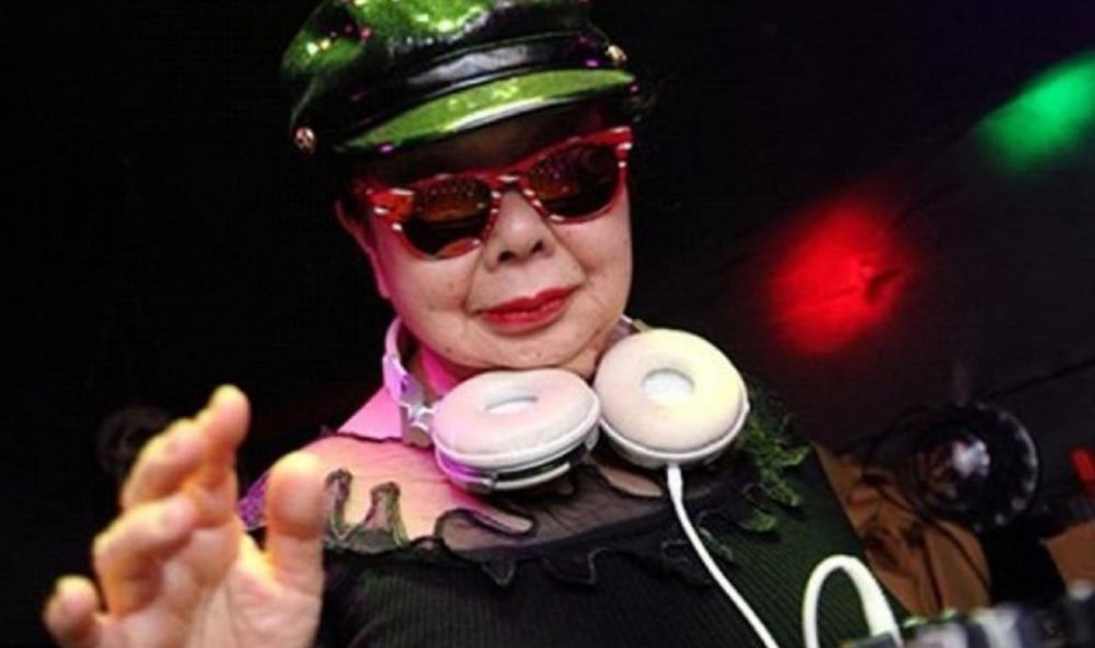 Hebat... Nenek-nenek Gaul 86 Tahun Ini DJ Tertua di Dunia