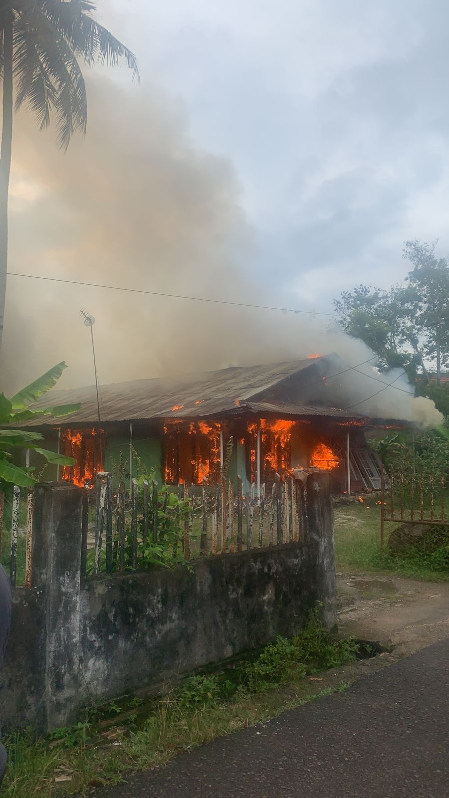 Sehari, 1 Rumah dan 1 Warung di Jambi Terbakar