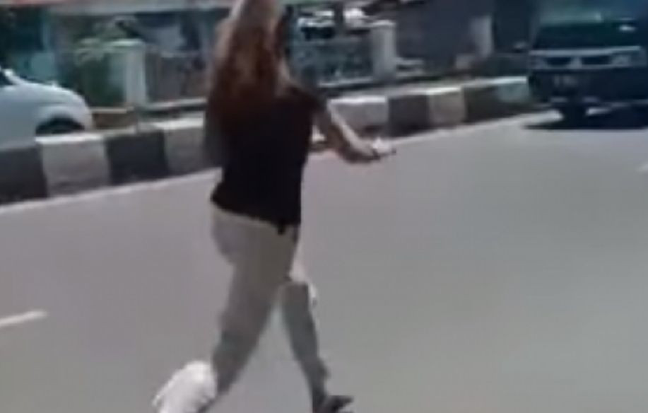 Video Viral Diduga Pelakor Lari Terbirit-birit saat Kepergok di Jalanan