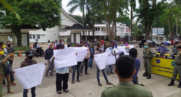 Breaking News!! Kantor Dinas PUPR Kota Jambi Digeruduk Massa