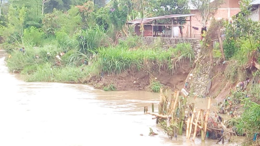 Warga Resah, Sungai Batang Merao Longsor Alami Abrasi