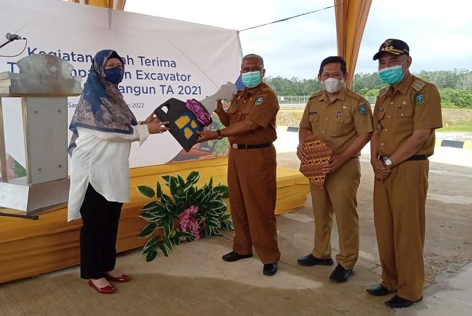 DLH Sarolangun Terima Bantuan TPA dan Excavator dari Kementerian PUPR