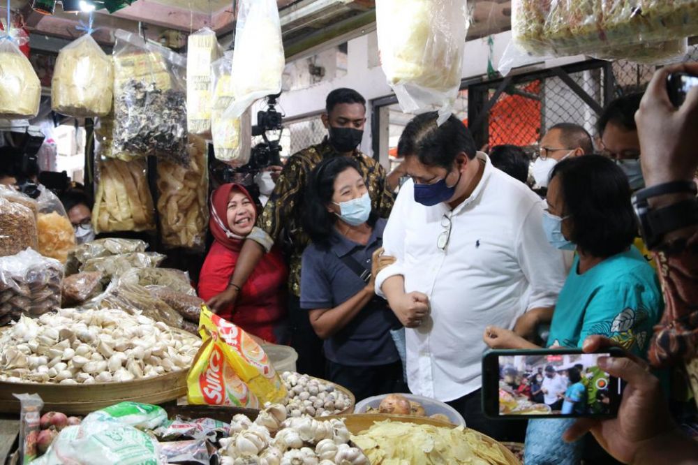 Airlangga Hartarto Disambut Histeris Emak-Emak, Operasi Pasar di Salatiga