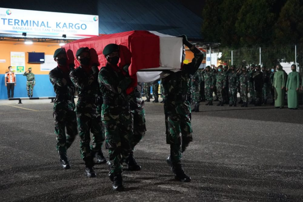 Praka Anumerta Tuppal AB Tiba di Jambi, Disambut Upacara Kemiliteran