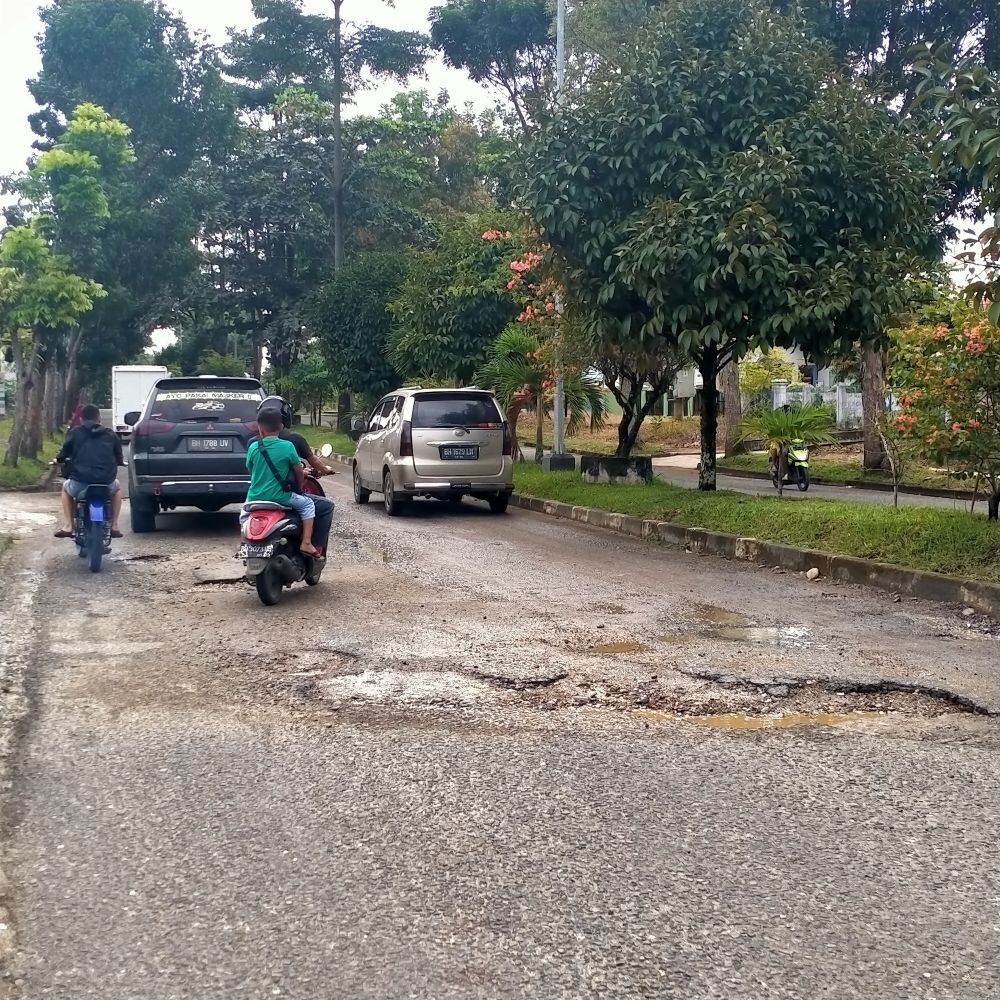 Jalan Menuju Kantor Bupati Bungo Rusak Parah