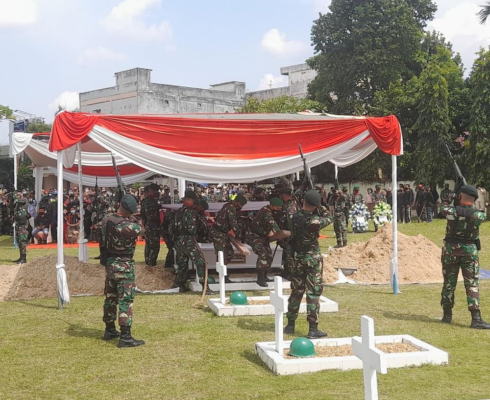 Isak Tangis Iringi Pemakaman Praka Tuppal di TMP Satria Bakti Jambi