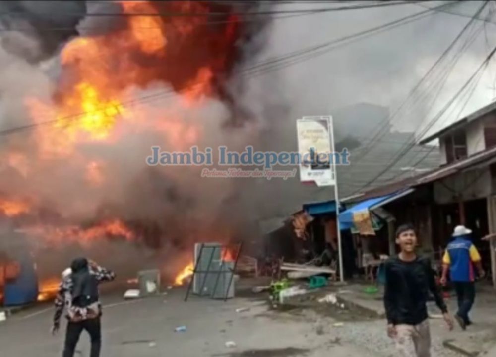 Breaking News!!! Kebakaran Hebat Hanguskan Rumah Kayu di Parit 1 Kualatungkal