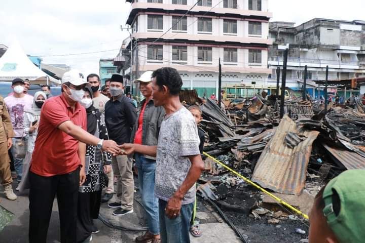 Tinjau Lokasi Kebakaran, Anwar Sadat Berikan Sejumlah Bantuan dan Pelayanan Pengobatan Gratis