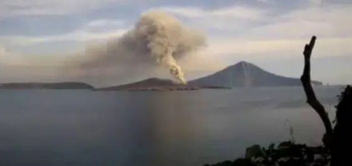 Gunung Anak Krakatau Erupsi