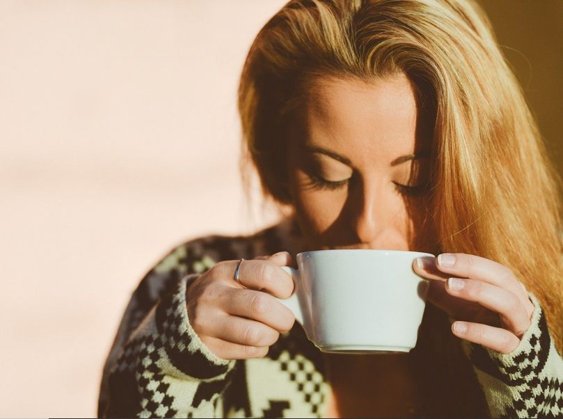 Minum Kopi Dulu atau Sikat Gigi Dulu? Ada Risikonya Lho