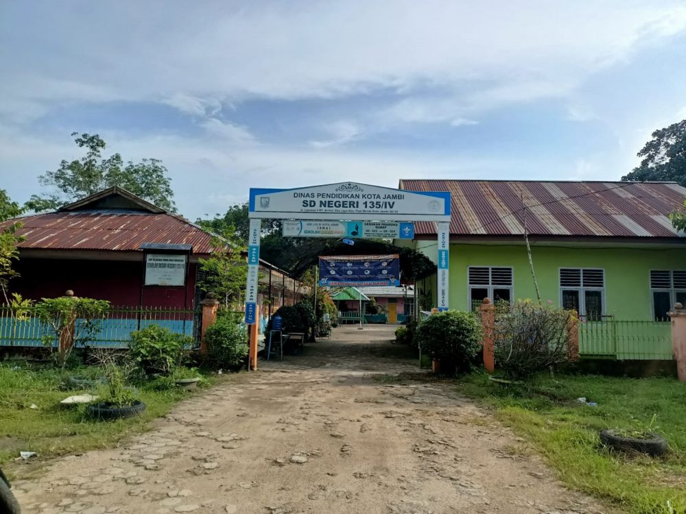 Pagar Seng SDN 135 Kota Jambi Dibongkar, Murid Sekolah dengan Nyaman