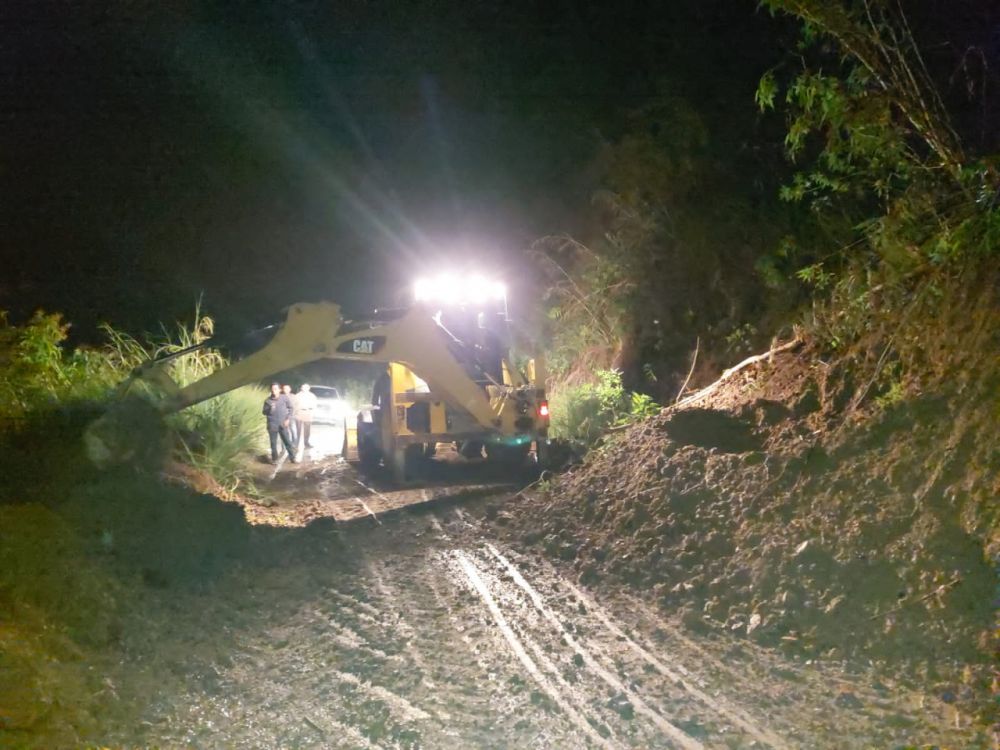 Jalan ke Objek Bukit Kahyangan Longsor