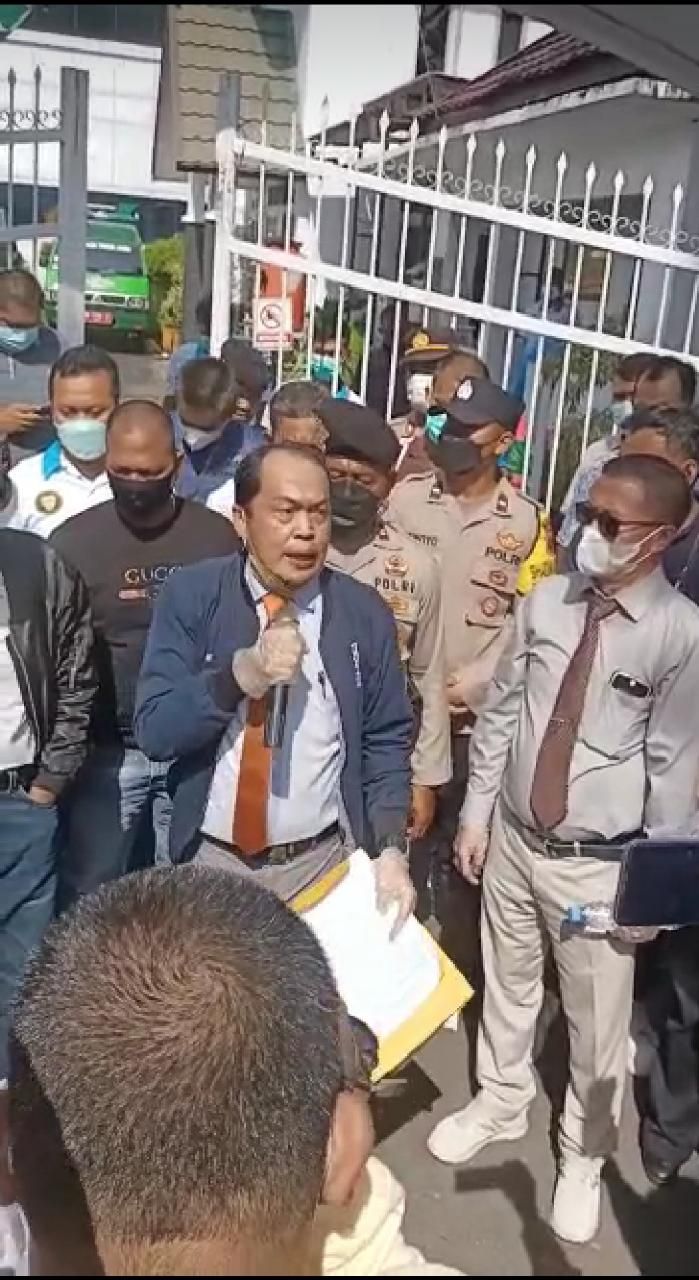 Sebut Ada Sentimen, Tim Soliditas Profesi Advokat Gelar Aksi di Depan Kantor Kejati Jambi