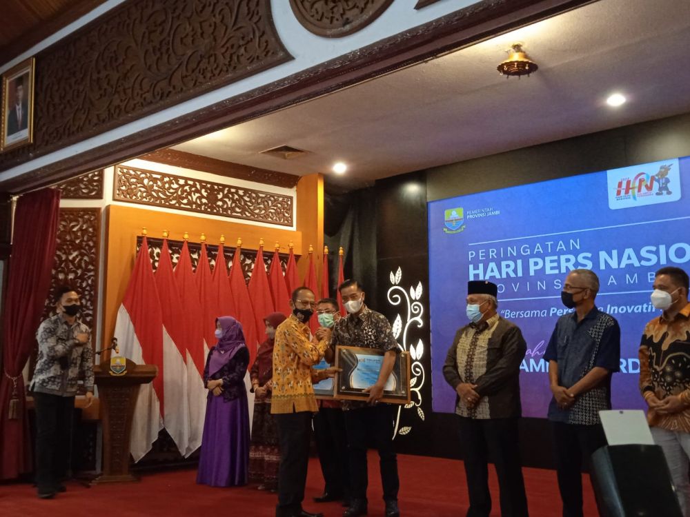 Dirut Bank Jambi, Bang El, Terima PWI Award 2022