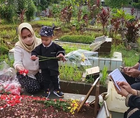 Gala Ziarah ke Makam Vanessa Angel dan Bibi, Ketum Gempari: Semoga Makam Mami Gak Jadi Pindah Ya!