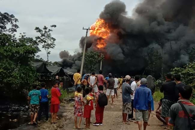 Tempat Pengolahan Minyak Ilegal Meledak dan Terbakar