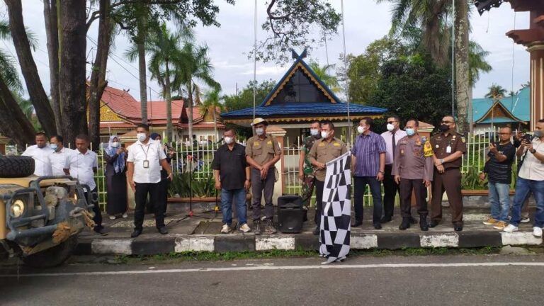 Bupati Bungo Melepas Peserta Sumatera Tribute Land Rover Club Indonesia
