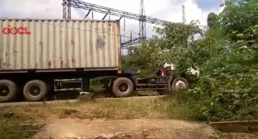 Mobil Bertonase Besar Masih Melintas