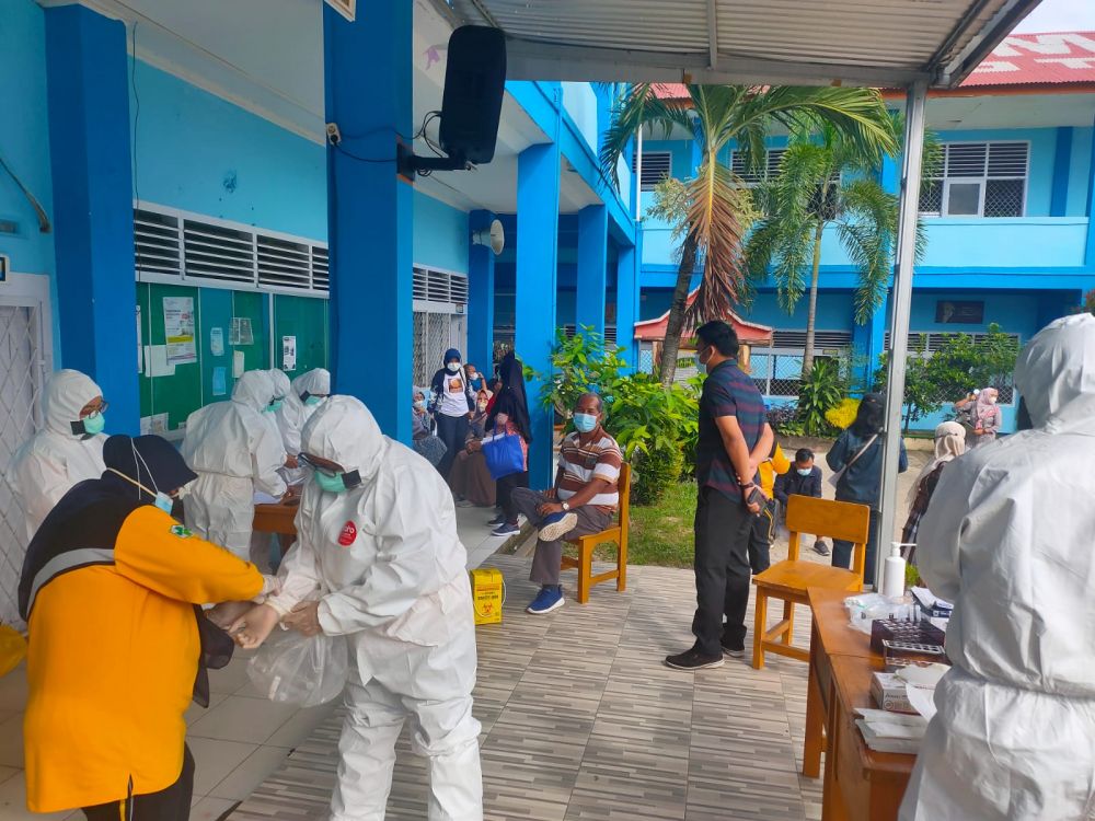 Puluhan Guru SMAN 3 Kota Jambi Dites Antigen, 2 Orang Reaktif
