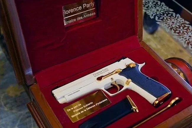 Menhan Prabowo Beri Hadiah Pistol Pinda untuk Menhan Prancis 