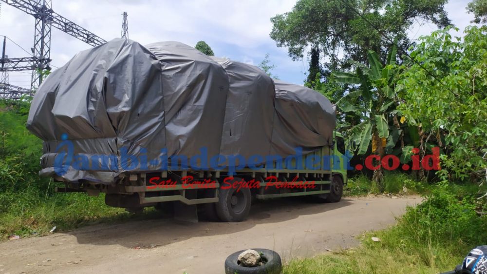 Distop Warga Payoselincah, Sopir Truk Pilih Ngacir