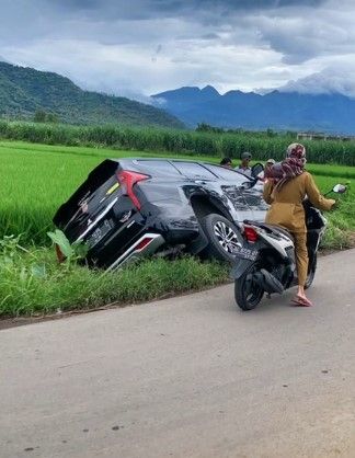 Asyik Belajar Nyetir Mobil di Area Sawah,  Endingnya Malah Nyusruk ke Selokan