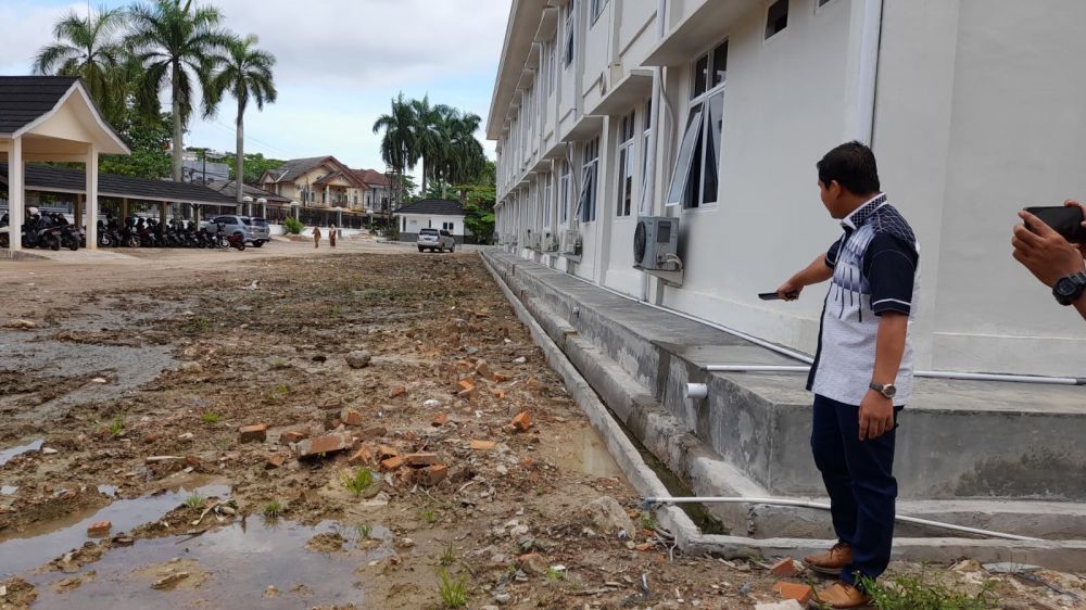 Dewan Sorotan Terhadap Hasil Pekerjaan Fisik