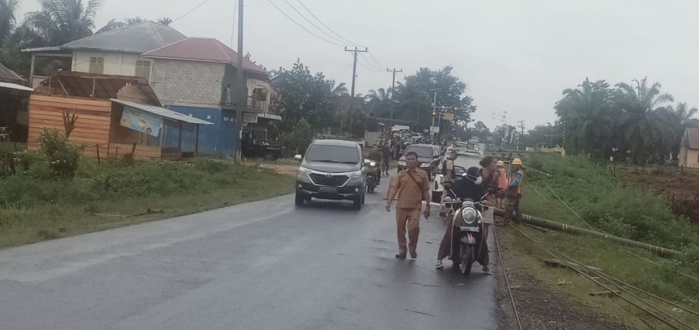 Angin Puting Beliung di Bungo, Tiang Listrik dan Rumah Rusak