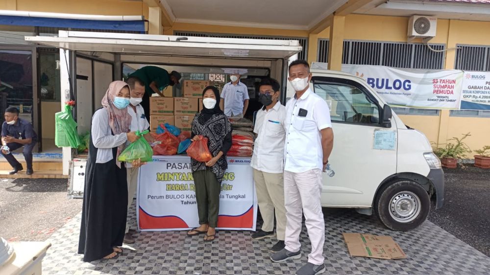 Emak-emak Serbu Pasar Sembako Murah di Perum Bulog Kualatungkal