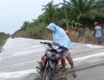 Viral! Aksi Emak-emak Nekat Terobos Jalan yang Lagi Dicor