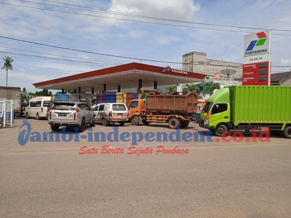 Truk Batu Bara Isi Minyak di SPBU Kebun Handil, Sopir Sebut Boleh Asal Tertib