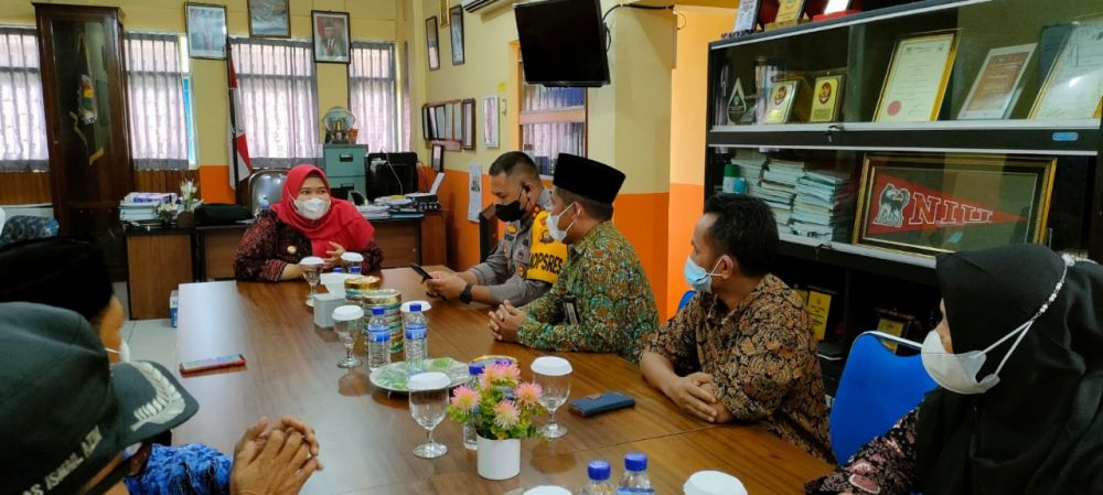 Jenguk Puluhan Siswa TT Positif Covid-19, Bupati Masnah Ceritakan Pengalamannya Saat Terpapar Covid