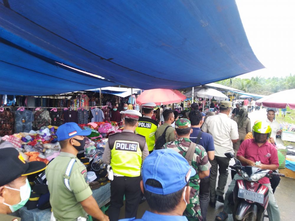 Pengunjung Tak Pakai Masker, Ini Peringatan Keras Satgas Saat Operasi Yustisi di Pasar Kamis