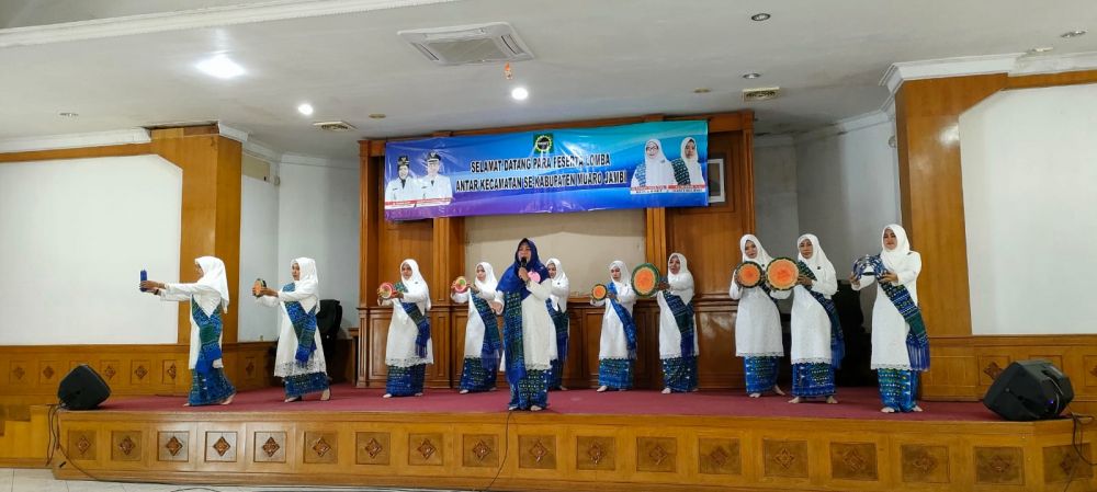 Ibu-ibu Berselempang Biru Padati Aula Nang Inang Kantor Bupati Muaro Jambi, Ada Apa?