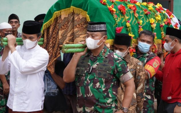 Melayat ke Rumah Duka Almarhum Ayahanda Edi Purwanto, Danrem 042/Gapu Ikut Gotong Keranda