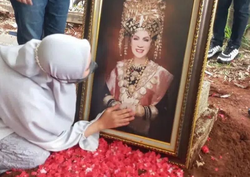 Dimakamkan Sebagai Pria, Ternyata Ini Alasan Keluarga Dorce Gamalama