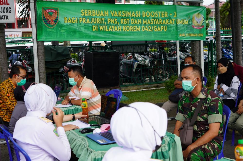 TNI Gelar Vaksinasi Booster di Rumkit Dr Bratanata Jambi  