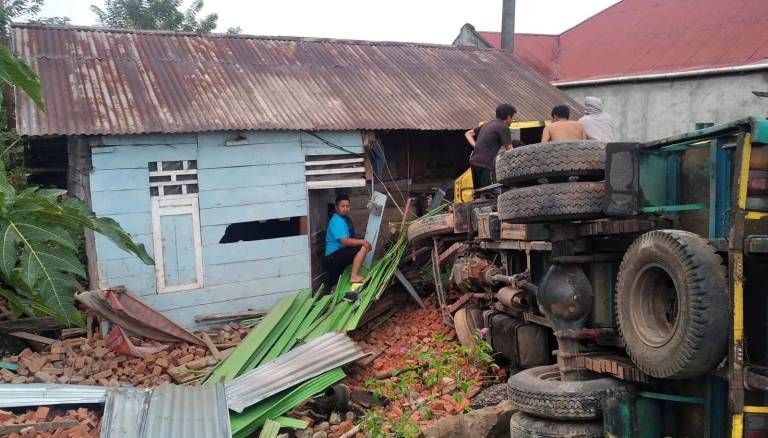 Gegara Rem Blong, 2 Rumah Dihantam Truk Kerugian Puluhan Juta