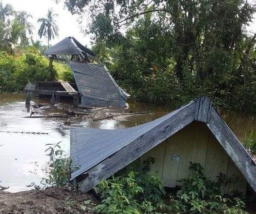 Banjir di Tungkal Hanyutkan Jembatan