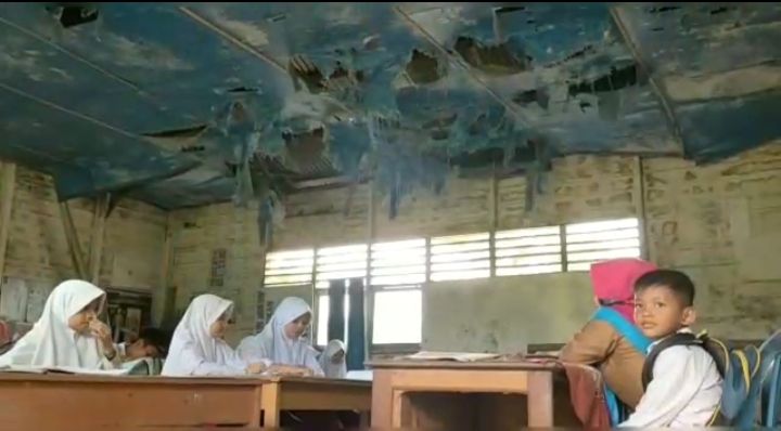 Miris! Murid SDN 118 Desa Suwaklabu Tanjab Barat Belajar di Antara Meja Lapuk dan Atap Bolong