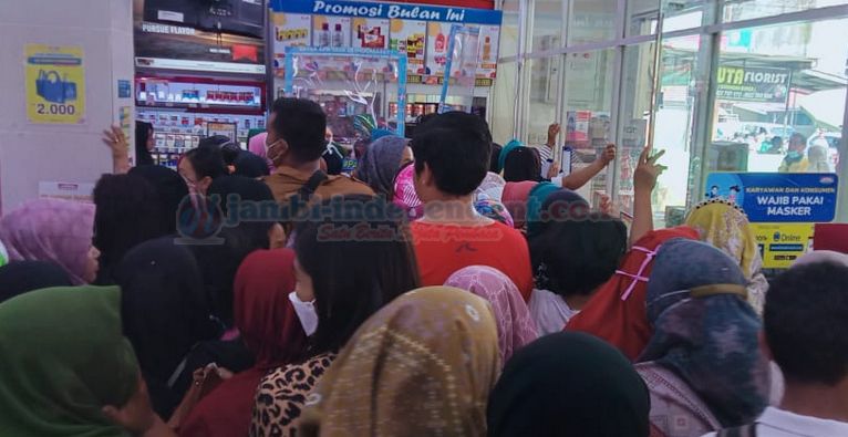 Sulit Dilawan, Emak-Emak Serbu Indomaret di Bangko Hingga Saling Dorong, Ini Penyebabnya