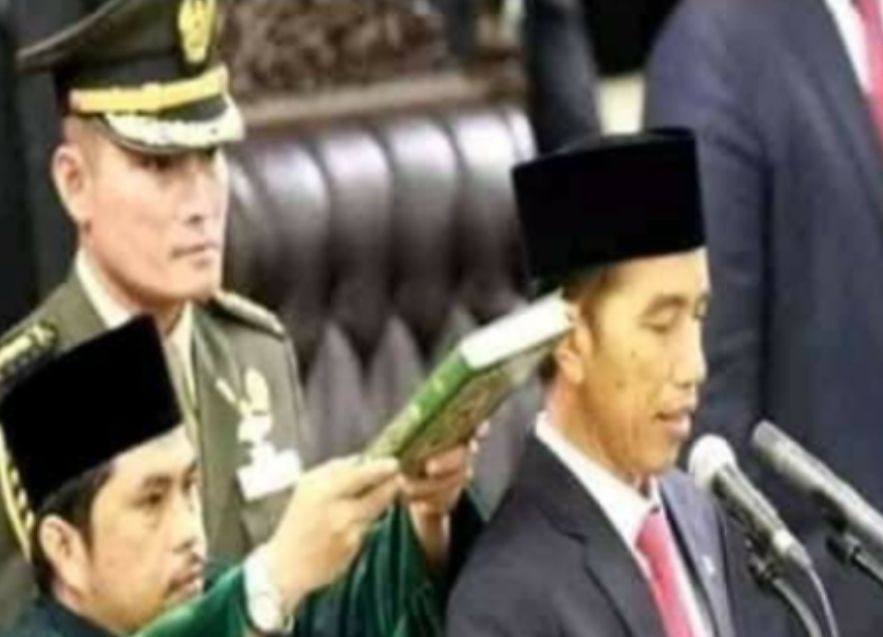 Foto Jokowi Sumpah di Bawah Alquran Mengundang Gelitik, Warganet Minta Bantu Urus Pindah Negara