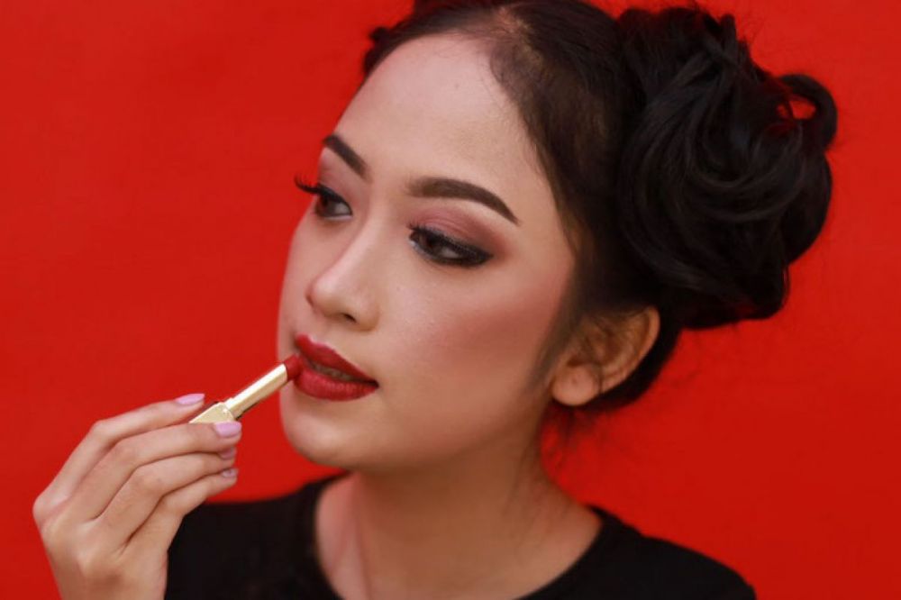 Gak Perlu Touch Up, 5 Cara Ini Bikin Lipstik Tahan Lama Seharian