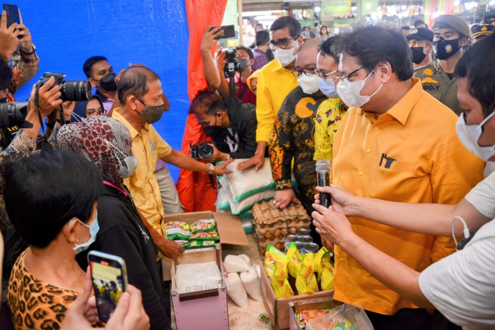  Operasi Pasar, Airlangga Hartarto Cek HET Minyak Goreng di Pasaran  