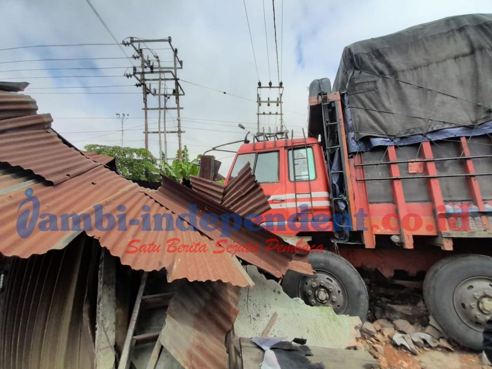 Truk Tabrak Toko di Jembatan Aur Duri I, Lalu Lintas Mendalo ke Sebrang Kota Jambi Macet