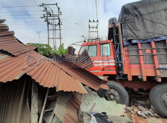 Rupanya Ini Penyebab Truk Hantam Rumah Warga di Jembatan Aur Duri I