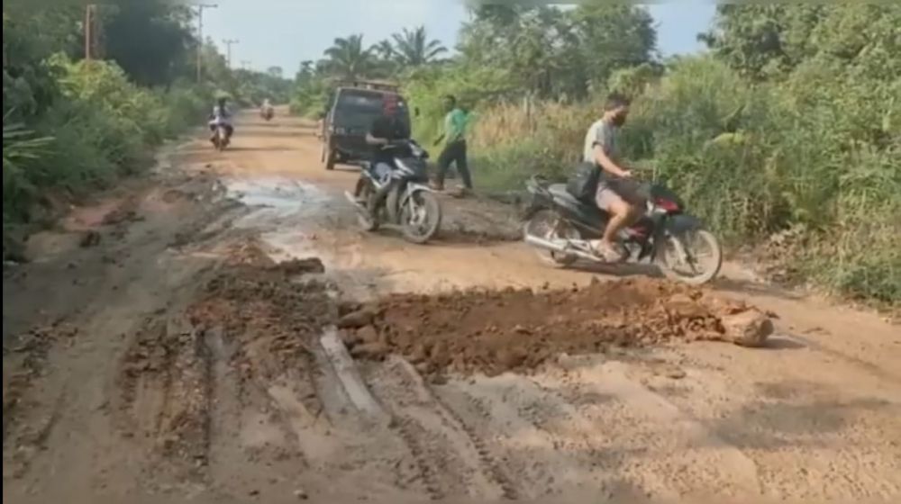 Warga Sebut Perbaikan Jalan Lintas Betara-Kualabetara Oleh PT Felda Asal Jadi